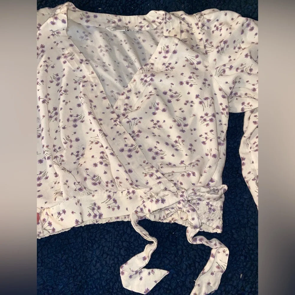 American Eagle cream wrap blouse with purple flowers in size XS. - Picture 2 of 5